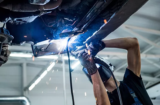 Schweißer in der Automobilindustrie